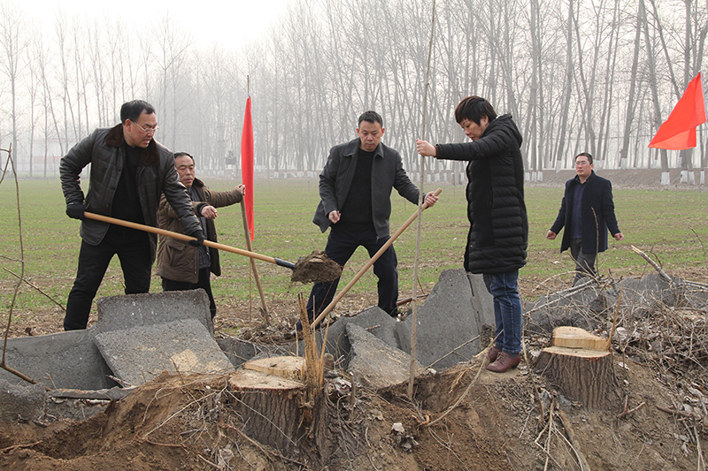 博農(nóng)集團(tuán)領(lǐng)導(dǎo)、基層黨政負(fù)責(zé)人等同志積極參加植樹活動(dòng)