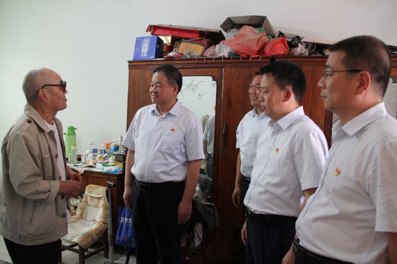 博農(nóng)集團領導走訪慰問老黨員、困難黨員
